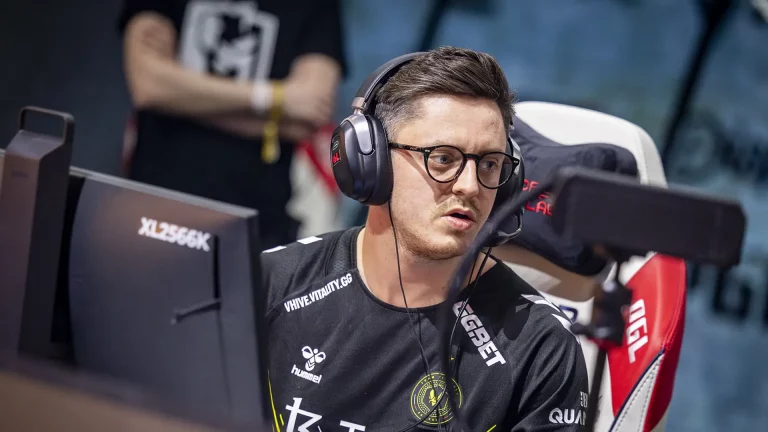&ldquo;This is not me. It&rsquo;s a scam&rdquo;. apEX warns fans about fake giveaways