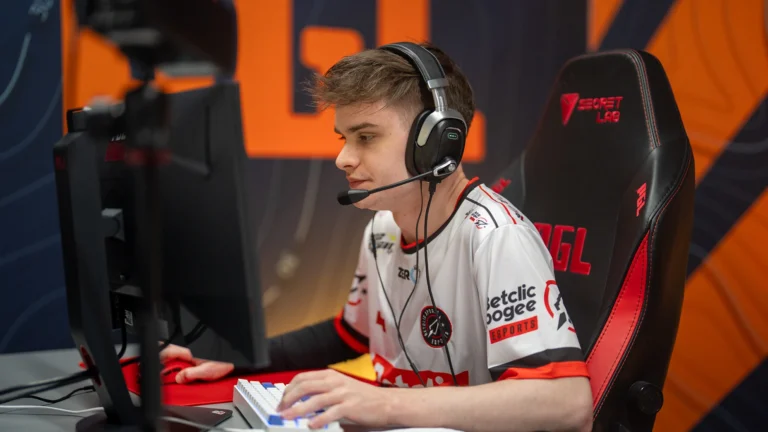 FaZe Clan officially sign Polish talent jcobbb