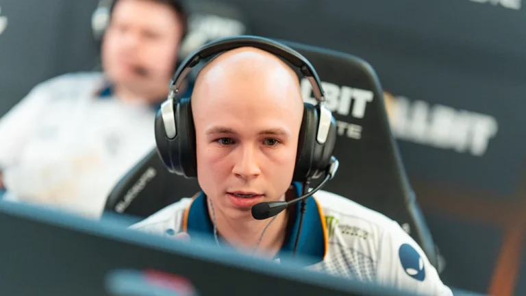 ultimate leads Liquid to Stage 3 as Astralis collapse in decisive Bo3