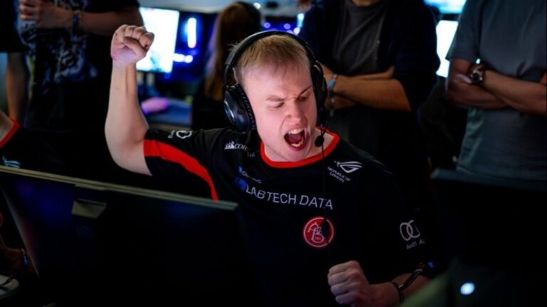Fake Roster in a Match on HLTV